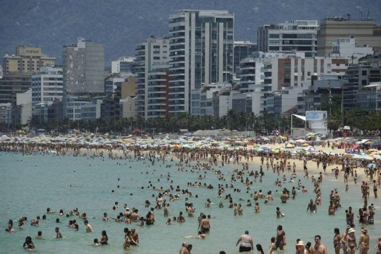 Banhistas combatem calor intenso com banho de mar na praia de Ipanema no último dia de 2014 (Fernando Frazão/Agência Brasil)