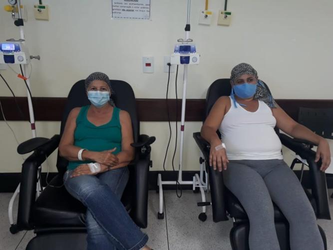 Da esquerda para a direita: Tânia da Fátima e Sirlene Pereira, pacientes com câncer de mama, em tratamento no Instituto do Câncer do Hospital Imaculada Conceição