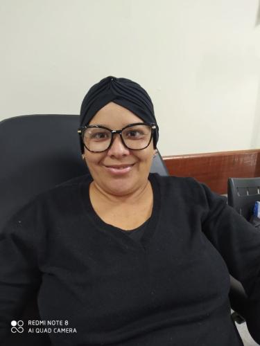 Para demonstrar o amor por ela, todos da família rasparam o cabelo.