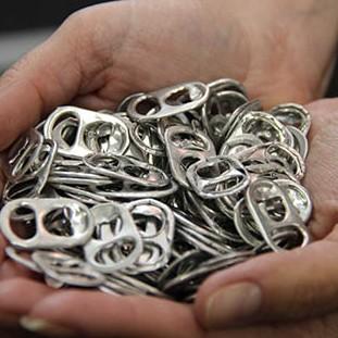 Convívio recebe cadeira de rodas da campanha Lacre do Bem