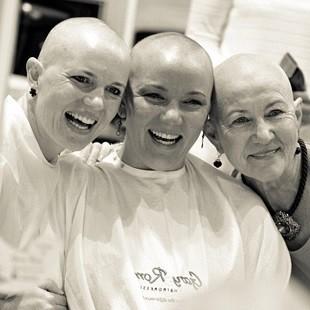 Mulher é diagnosticada com câncer e recebe apoio inspirador de amigas