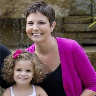 Mãe com câncer terminal deixa cartas para a filha de 4 anos