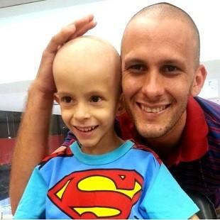 Pais de Superação: Pai raspa cabeça para dar força ao filho de 5 anos com câncer