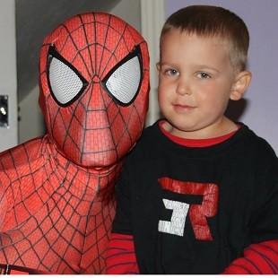 Pai se veste de super herói para surpreender filho com câncer em seu aniversário