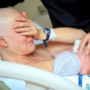 Mãe com câncer de mama emociona ao amamentar o filho após o parto