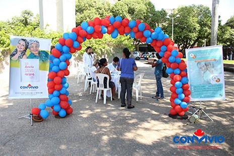 Aferindo a pressão arterial e fazendo teste de glicemia