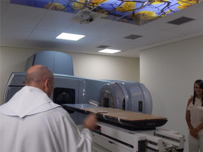 Padre Paulo César no momento da bênção da unidade de radioterapia do Instituto do Câncer do Hospital Imaculada Conceição.