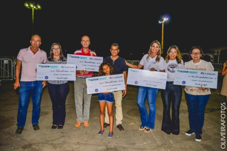 Ganhadores dos cheques: R$1.000 – José de Oliveira Neto, R$1.500 – Claudia Mota Sampaio, R$2.000 – Rafael Rodrigues de Almeida, R$2.500 – Terezinha Madureira Gonçalves, R$3.000 – Guilherme Leite Rocha