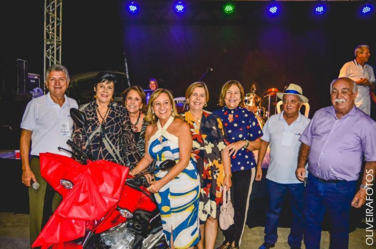 Sônia Lúcia Machado Matoso, ganhou a moto Honda CG 160 Fan – 0 km, doada pelo Sicoob Credpit